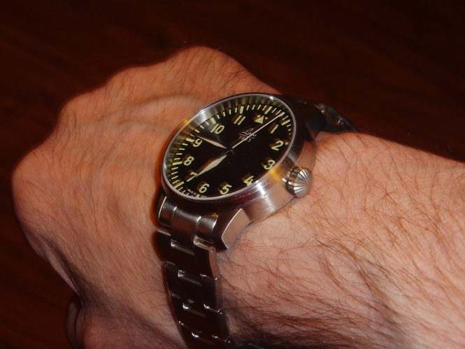 Часы Лако фото на руке